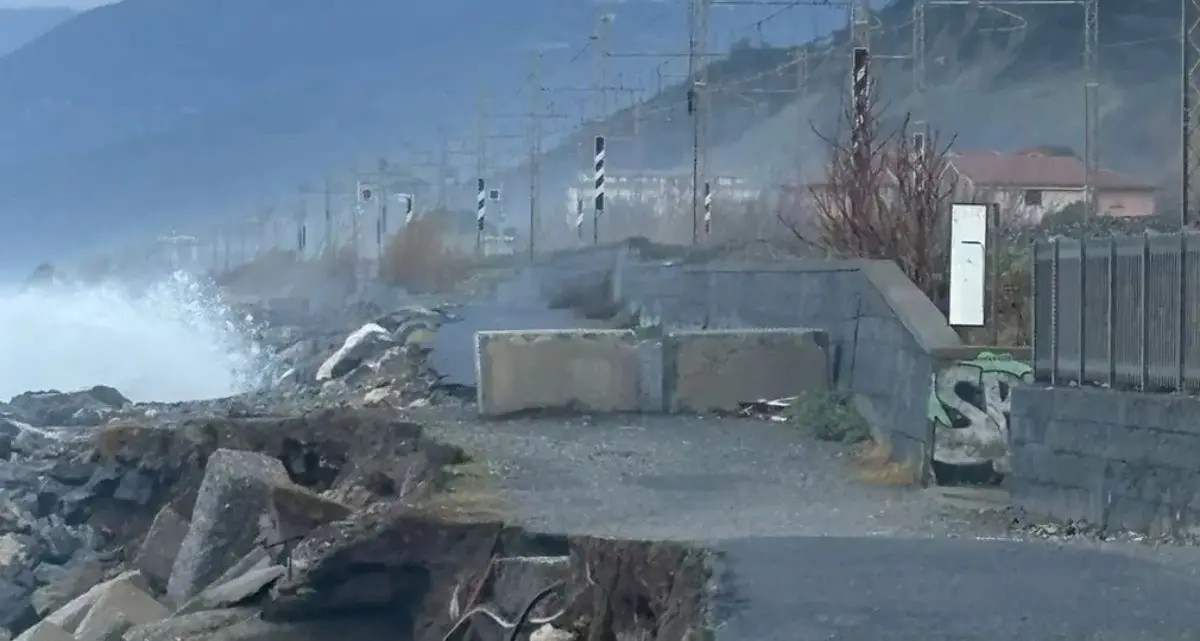 La terra cede, il mare avanza: Riviera dei Cedri sotto pressione\n