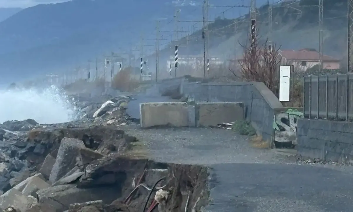 La terra cede, il mare avanza: Riviera dei Cedri sotto pressione\n