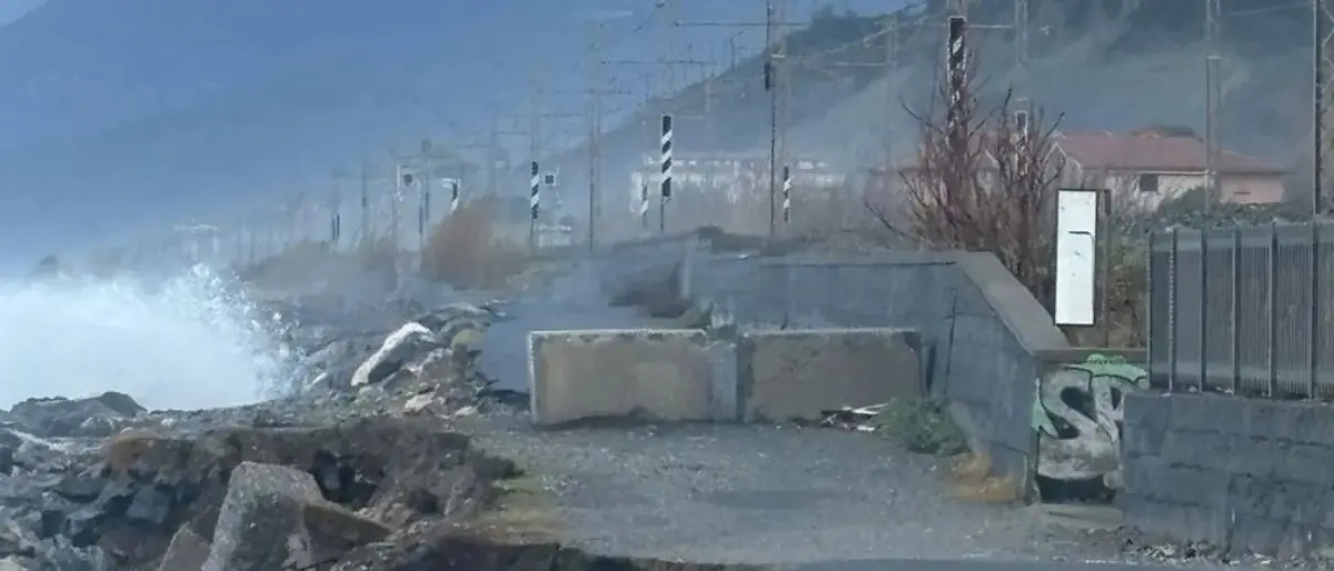 La terra cede, il mare avanza: Riviera dei Cedri sotto pressione\n