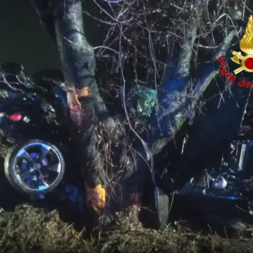 Schianto nella notte a Saronno, due giovani morti: l’auto finisce contro un albero\n
