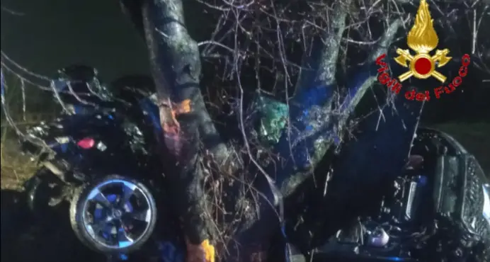 Schianto nella notte a Saronno, due giovani morti: l’auto finisce contro un albero\n