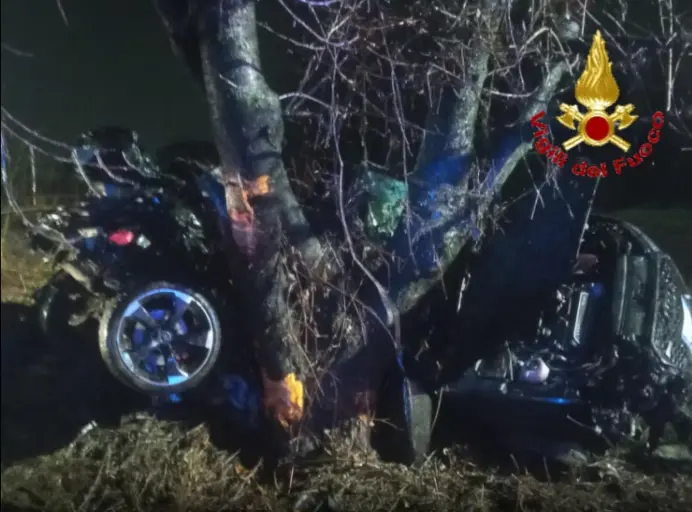 Schianto nella notte a Saronno, due giovani morti: l’auto finisce contro un albero\n