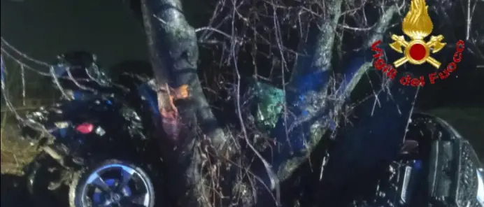 Schianto nella notte a Saronno, due giovani morti: l’auto finisce contro un albero\n