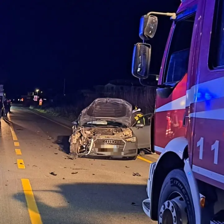 Crotone, scontro tra due auto sulla statale 106: tre feriti\n