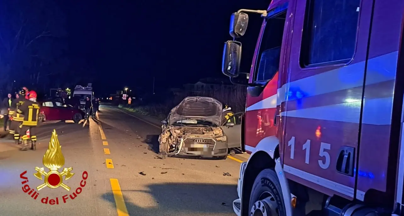 Crotone, scontro tra due auto sulla statale 106: tre feriti\n