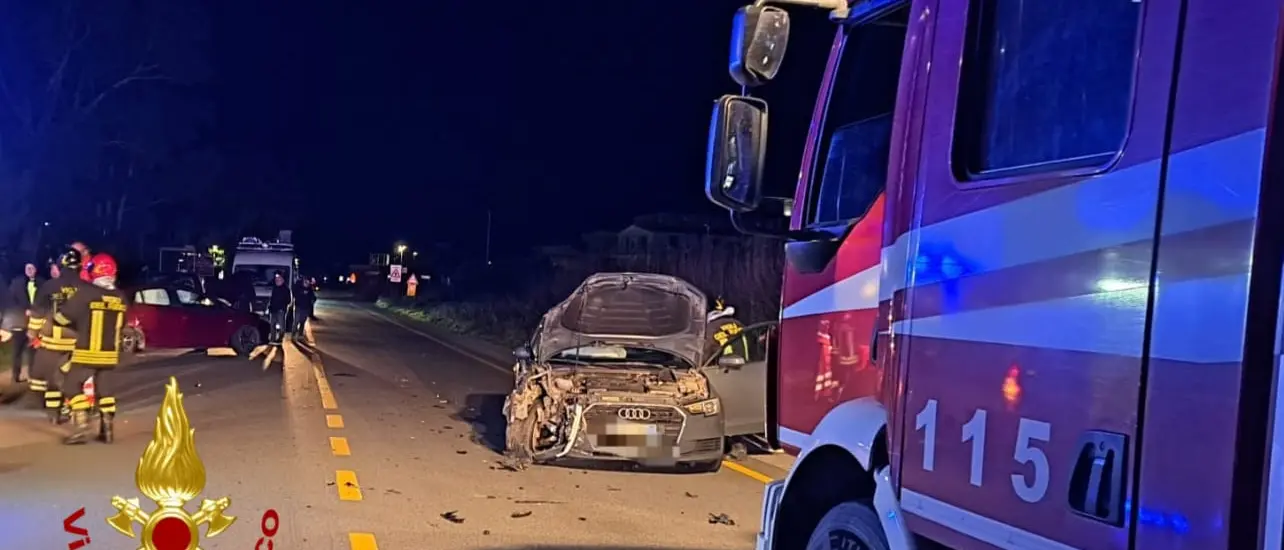 Crotone, tre feriti nello scontro tra due auto sulla strada statale 106\u00A0\n