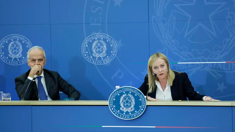 <p>Da sinistra Piantedosi e Meloni (Ansa)</p>\\n