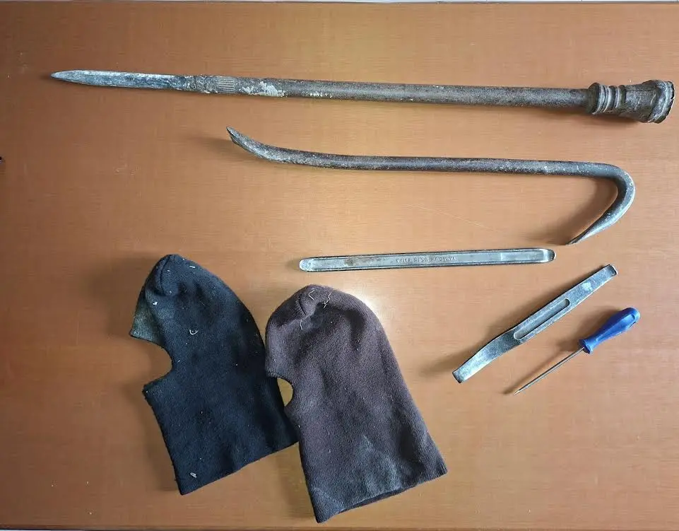 Militari fuori dal servizio inseguono e bloccano due ladri