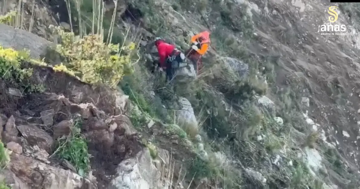 Il maltempo causa frane in Calabria, chiusa la SS19 a Tiriolo e rocciatori al lavoro sulla SS18 a Bagnara\n