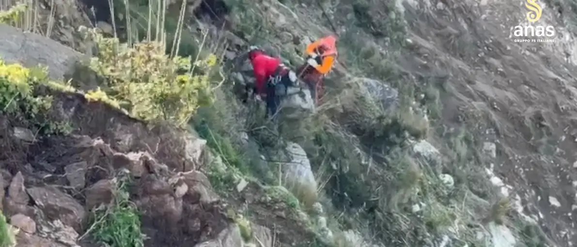 Il maltempo causa frane in Calabria, chiusa la SS19 a Tiriolo e rocciatori al lavoro sulla SS18 a Bagnara\n