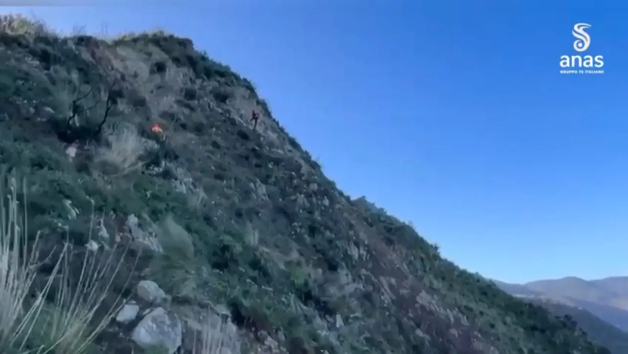 Bagnara, rocciatori in azione per bloccare la frana sulla statale\n