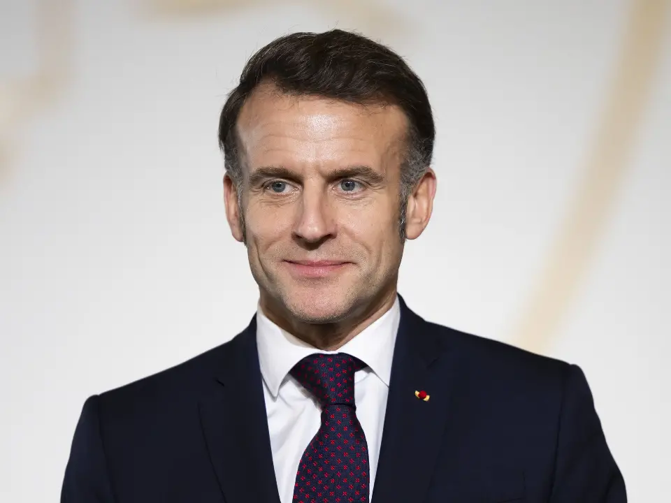 “Macron negli Epstein file”, la bufala filorussa e il caso Lang: quando la disinformazione incontra uno scandalo vero