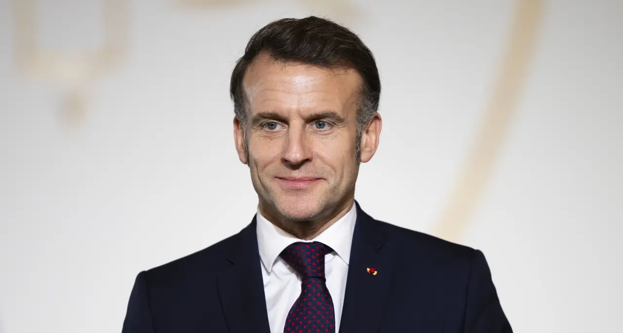 Paura per Macron, bombe vicino all'hotel del presidente francese a Damasco: 18 feriti\n