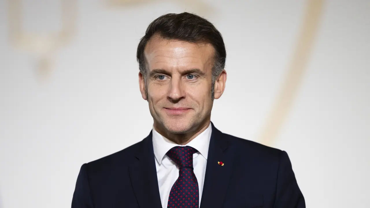 Paura per Macron, bombe vicino all'hotel del presidente francese a Damasco: 18 feriti\n