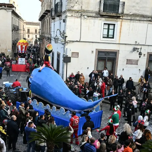Spettacoli di fuoco, carri allegorici e arte circense: la magia del Carnevale a Corigliano-Rossano\n