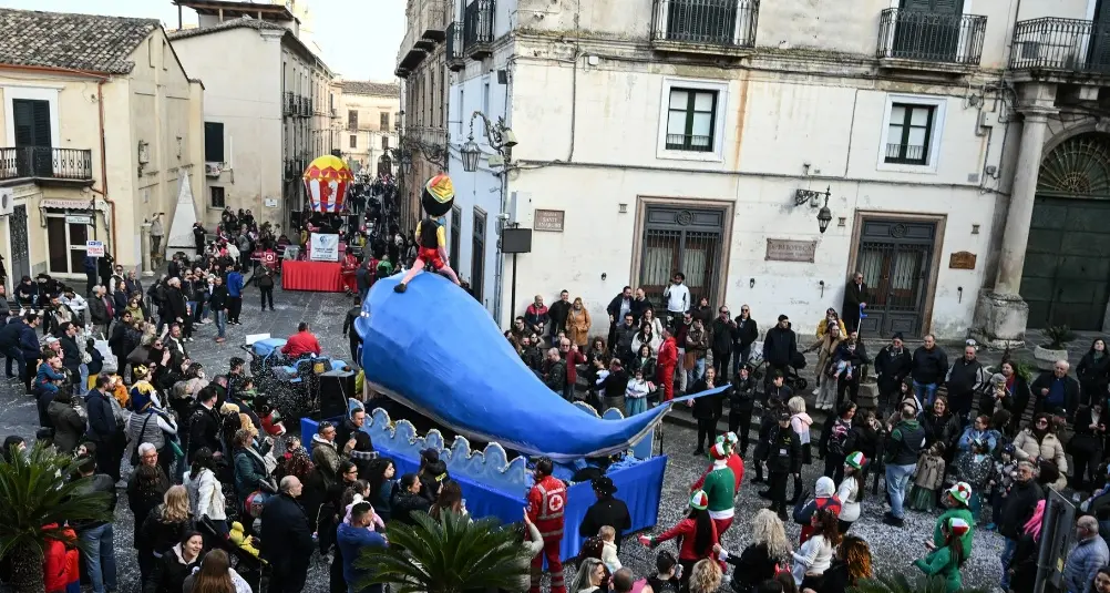 Spettacoli di fuoco, carri allegorici e arte circense: la magia del Carnevale a Corigliano-Rossano\n