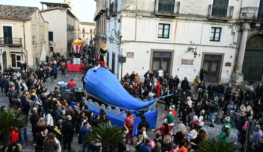 Spettacoli di fuoco, carri allegorici e arte circense: la magia del Carnevale a Corigliano-Rossano\n