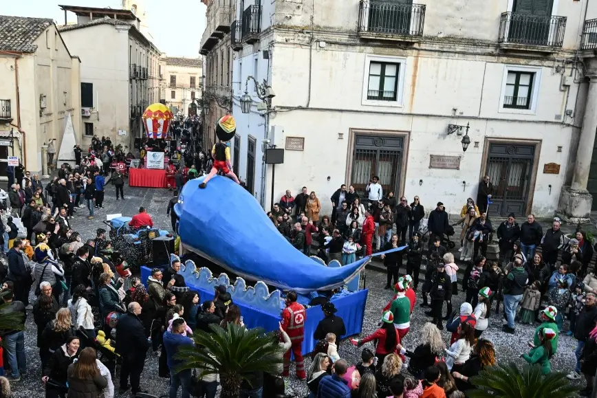 Spettacoli di fuoco, carri allegorici e arte circense: la magia del Carnevale a Corigliano-Rossano\n