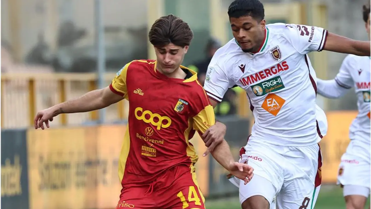 Il Catanzaro sfida la Reggiana, Liberali porta in vantaggio le Aquile: 1-0. Gli aggiornamenti –\u00A0LIVE\n