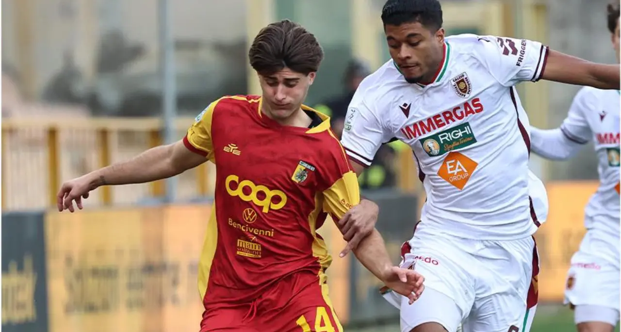 Il Catanzaro sfida la Reggiana, Liberali porta in vantaggio le Aquile: 1-0. Gli aggiornamenti –\u00A0LIVE\n