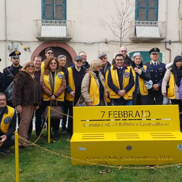 Bullismo, a Castrovillari inaugurata una panchina gialla: «I giovani sentinelle contro ogni forma di violenza»\n