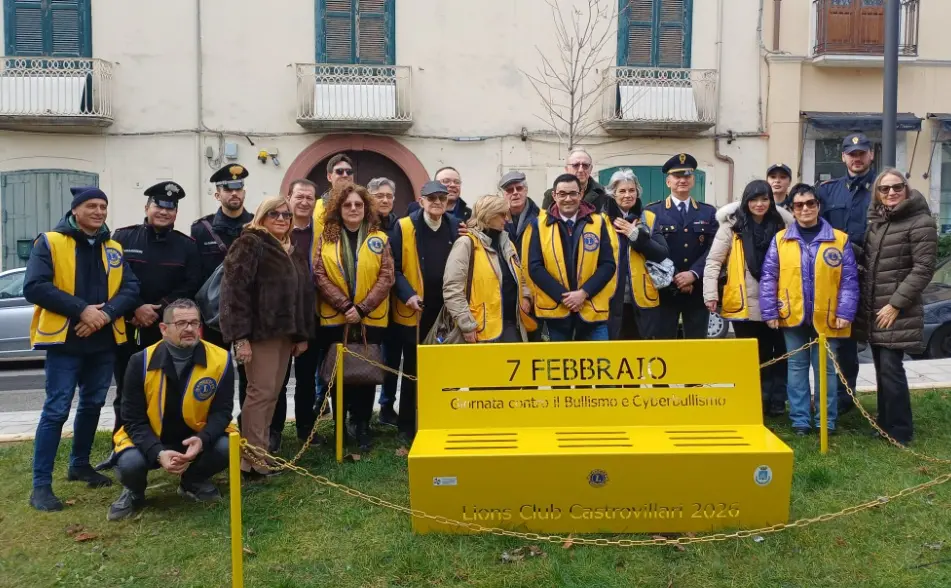 Bullismo, a Castrovillari inaugurata una panchina gialla: «I giovani sentinelle contro ogni forma di violenza»\n