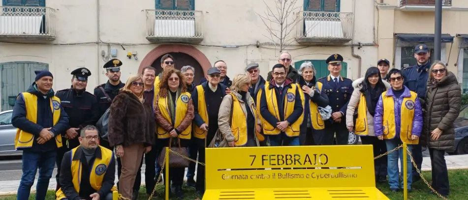 Bullismo, a Castrovillari inaugurata una panchina gialla: «I giovani sentinelle contro ogni forma di violenza»\n