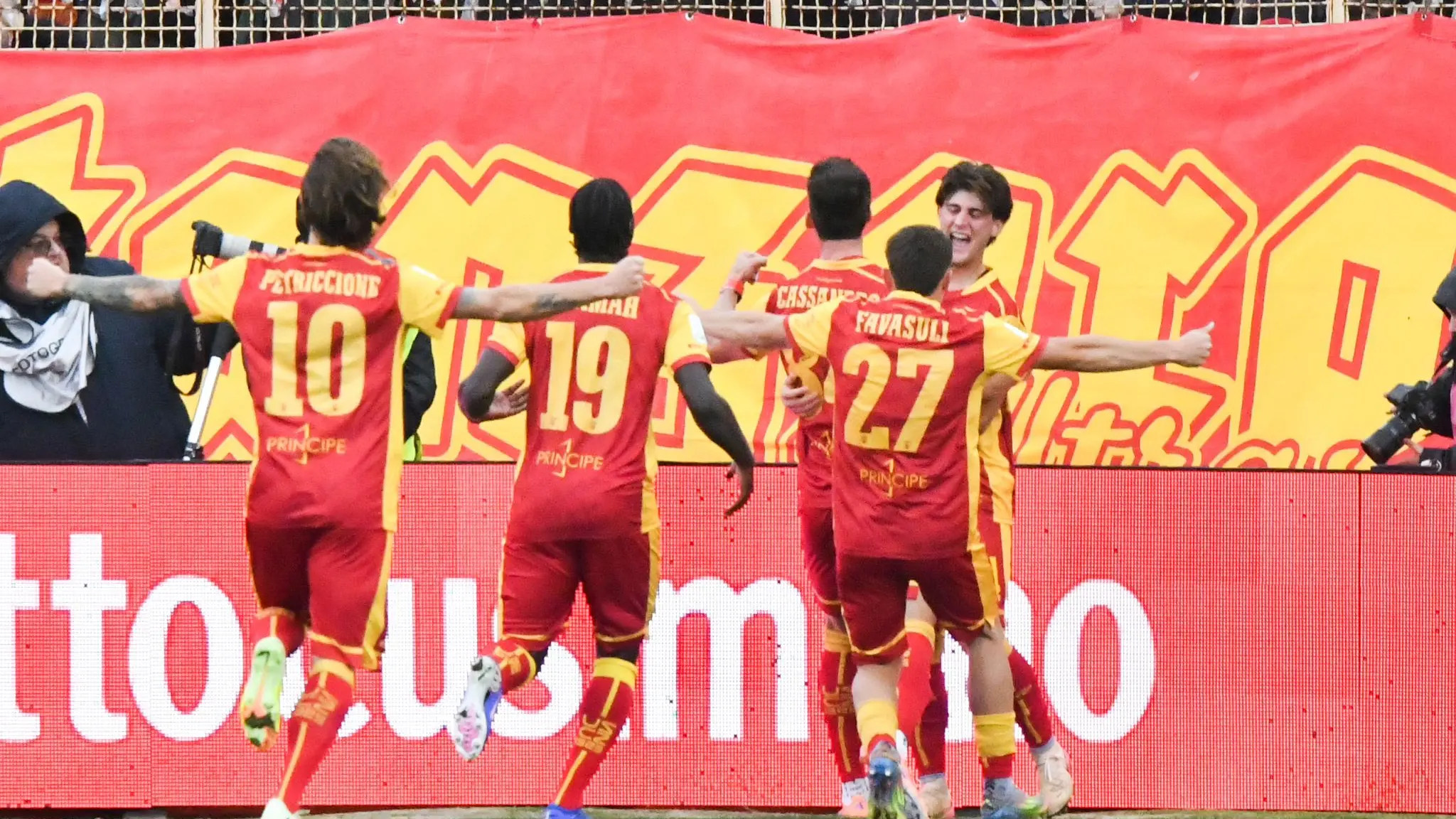 Il Catanzaro torna alla vittoria, Liberali e D’Alessandro stendono la Reggiana: finale 2-0\n