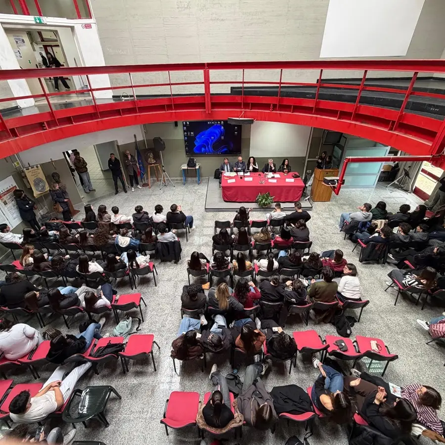 Locri, separazione delle carriere: magistrati e avvocati rispondono alle domande degli studenti\n