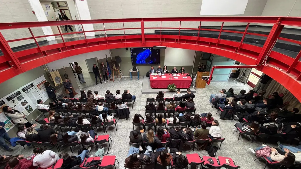 Locri, separazione delle carriere: magistrati e avvocati rispondono alle domande degli studenti\n