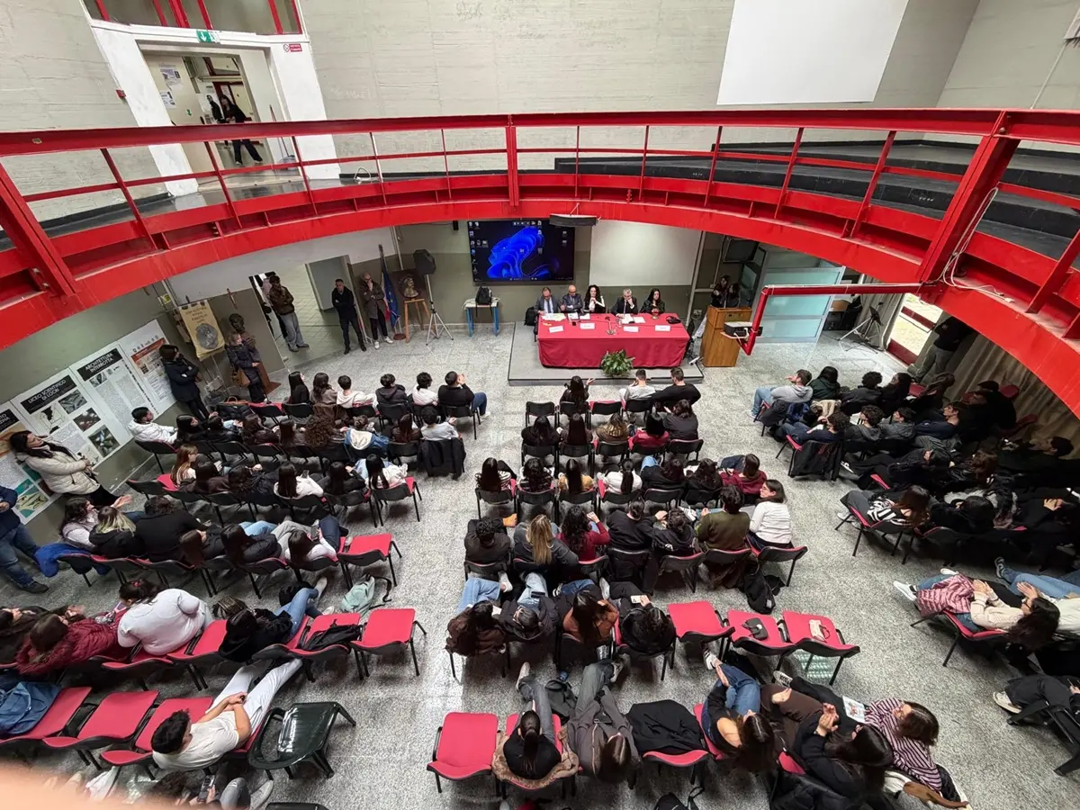 Locri, separazione delle carriere: magistrati e avvocati rispondono alle domande degli studenti\n
