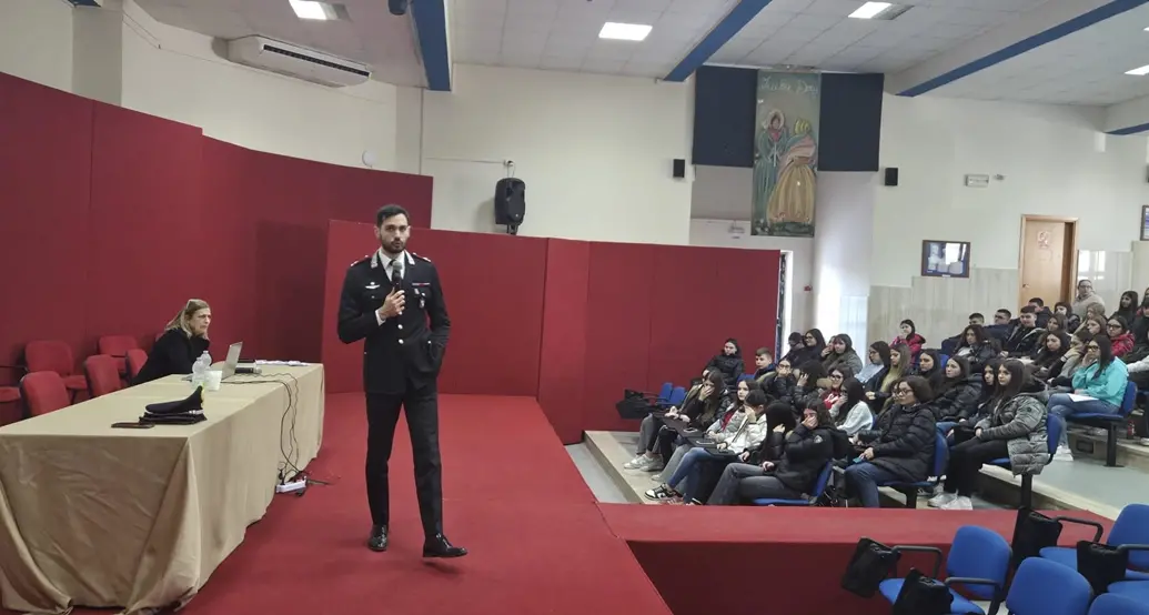 All’Istituto Piria di Rosarno\u00A0incontro su Violenza di genere e femminicidio al Piria di Rosarno in collaborazione con l'Arma dei Carabinieri\n