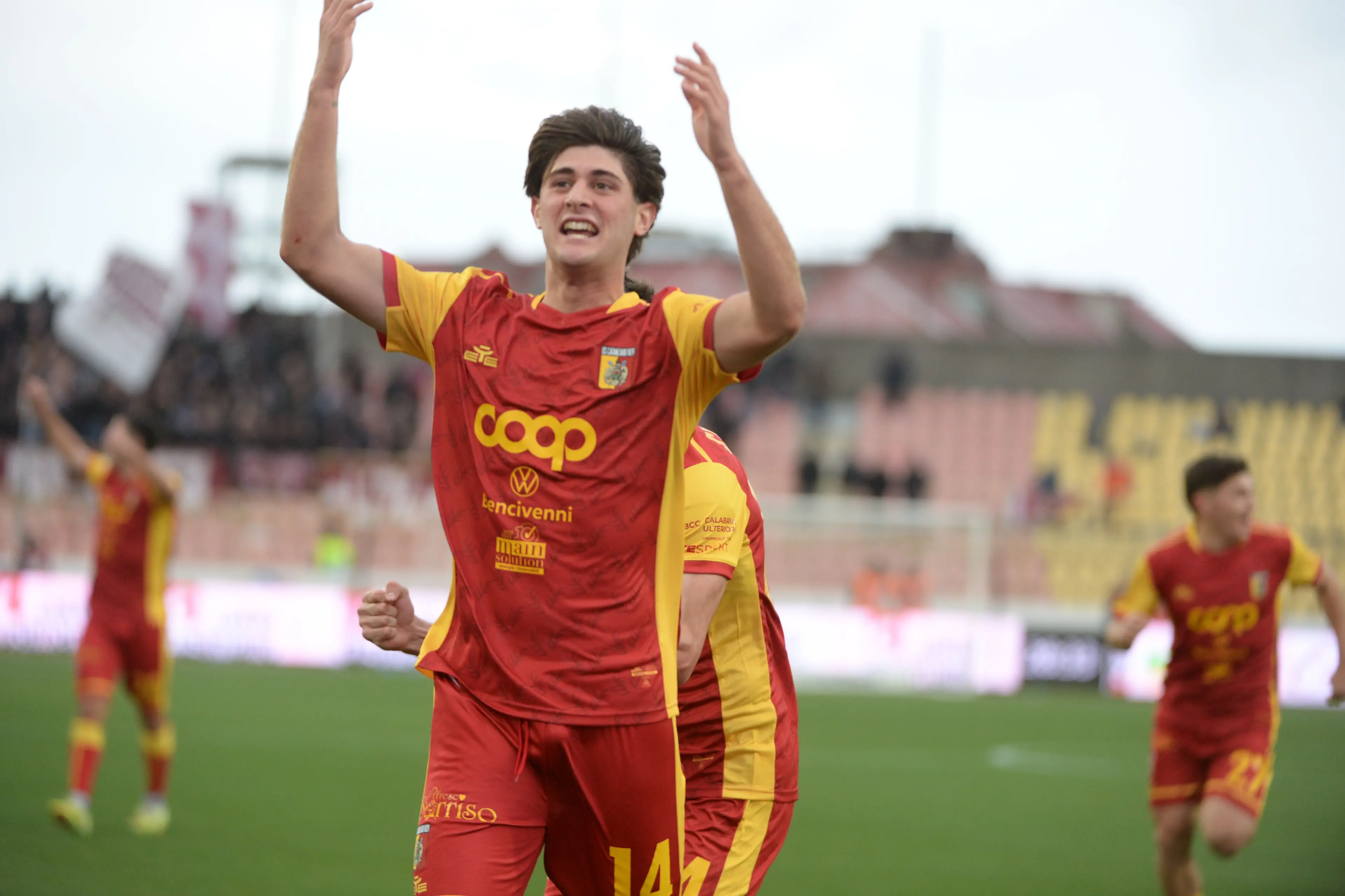 Dalle giovanili del Milan al Catanzaro,\u00A0Liberali firma il suo primo gol in giallorosso e si prende il cuore dei tifosi\n