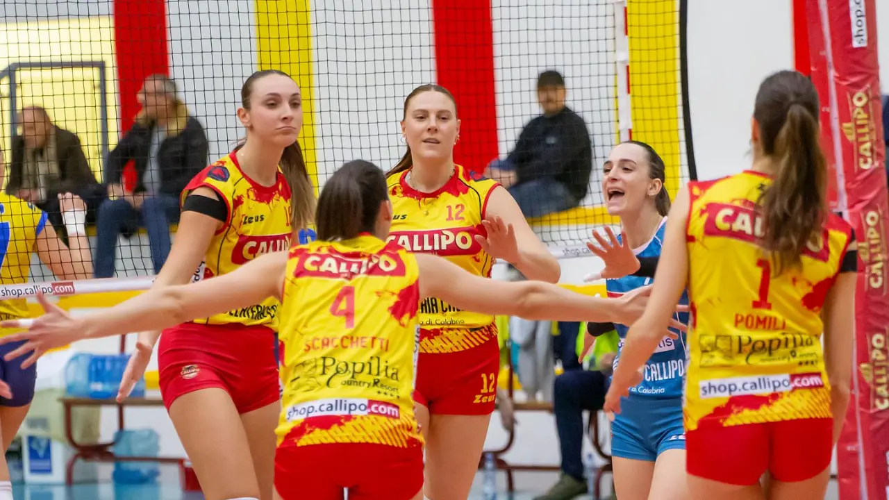 Volley femminile, la Tonno Callipo fa tredici al PalaValentia: 3-0 ad Assitec tra difficoltà iniziali e finale in rimonta\n