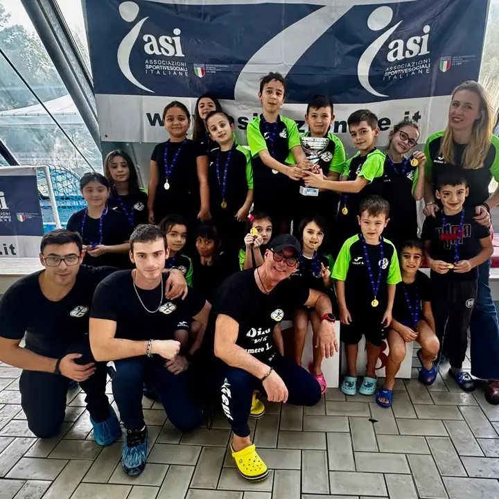 Nuoto, pioggia di medaglie per la Penta Vibo a Reggio Calabria: 28 atleti saliti sul podio\n