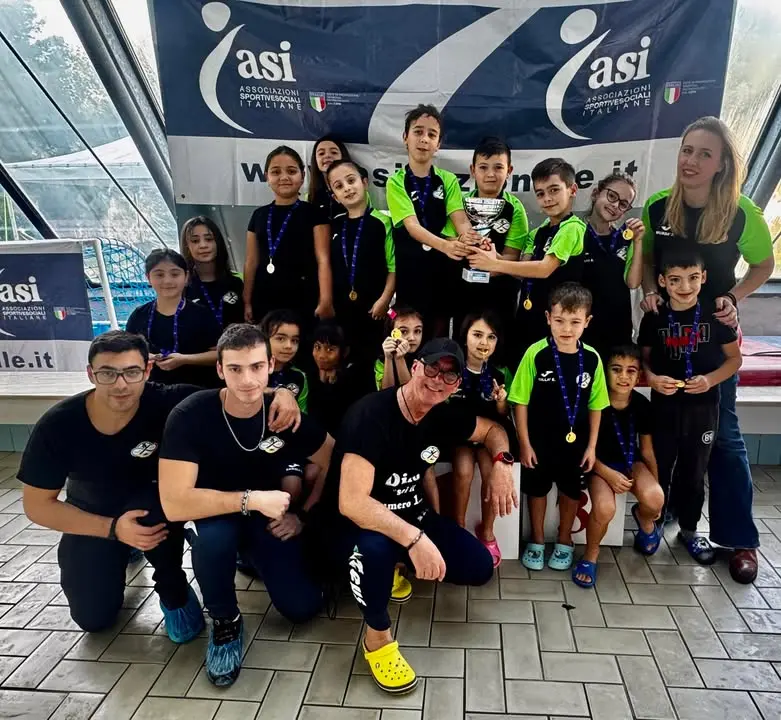 Nuoto, pioggia di medaglie per la Penta Vibo a Reggio Calabria: 28 atleti saliti sul podio\n