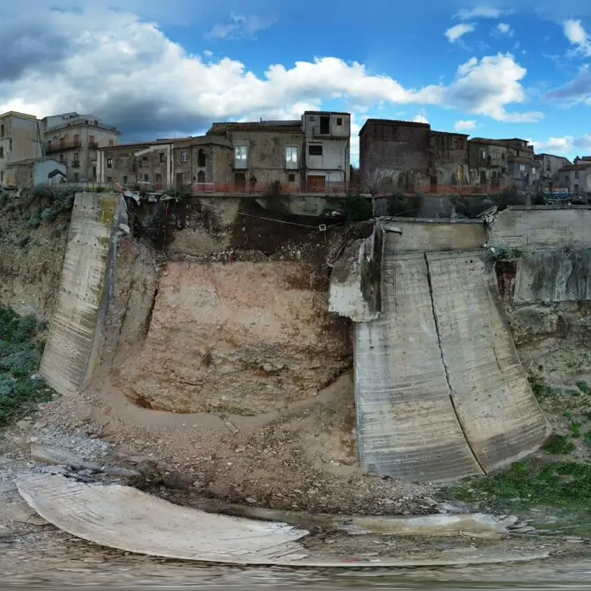 Sangue e argilla di una Calabria che si sbriciola: 25 miliardi per sistemarla sono tanti? Costa di più non spenderli\n