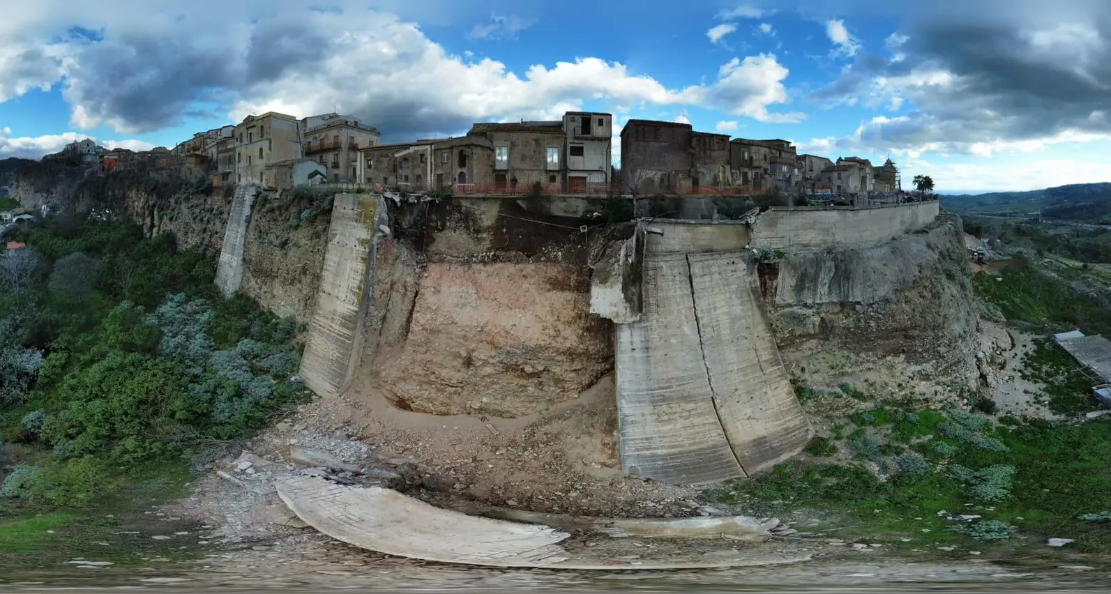 Sangue e argilla di una Calabria che si sbriciola: 25 miliardi per sistemarla sono tanti? Costa di più non spenderli\n