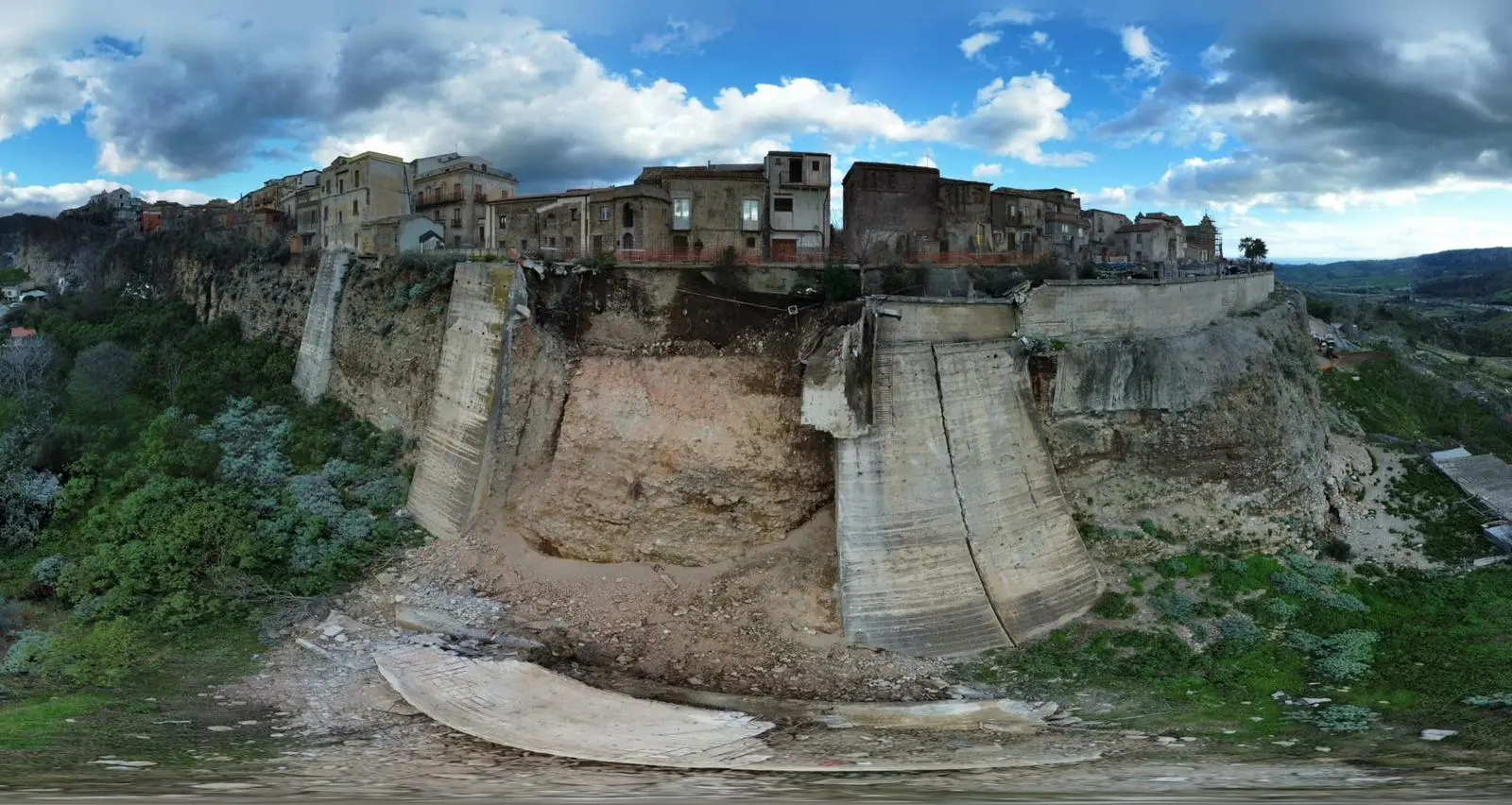 Sangue e argilla di una Calabria che si sbriciola: 25 miliardi per sistemarla sono tanti? Costa di più non spenderli\n