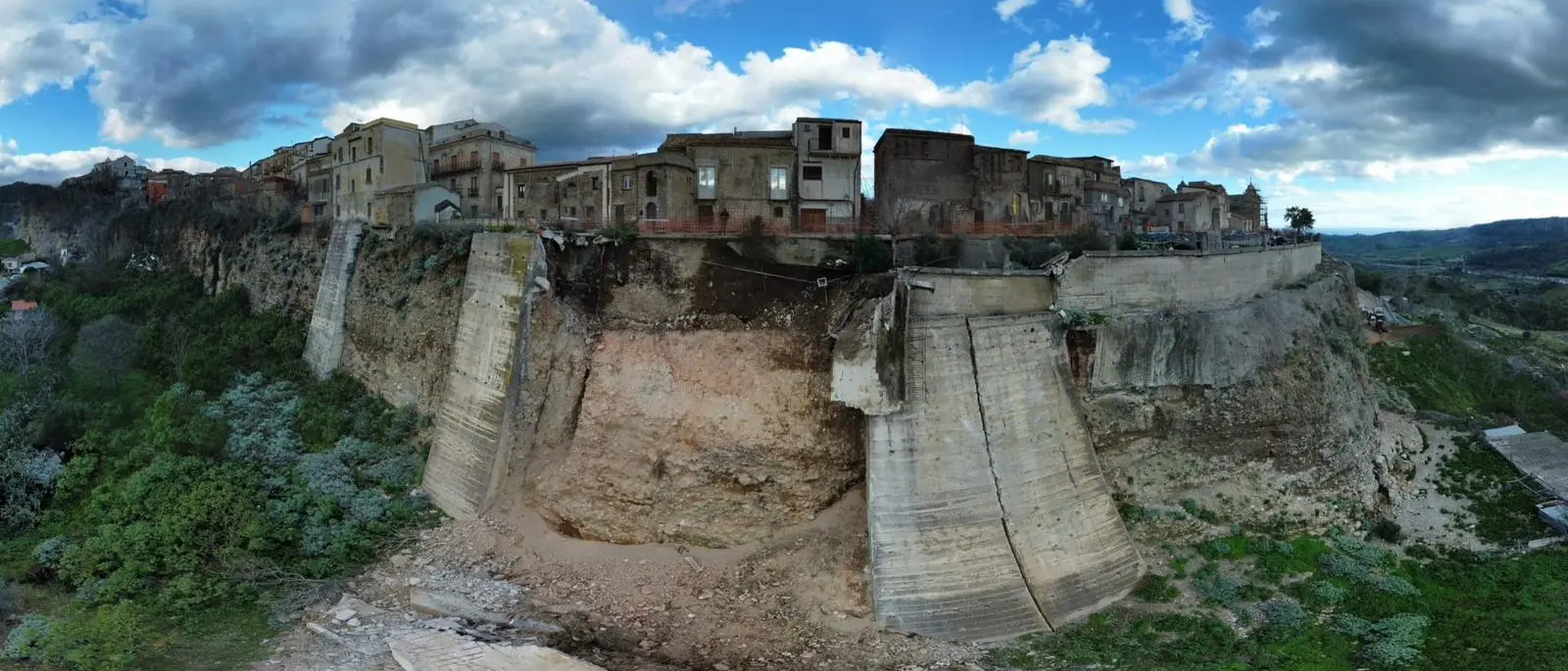 Sangue e argilla di una Calabria che si sbriciola: 25 miliardi per sistemarla sono tanti? Costa di più non spenderli\n