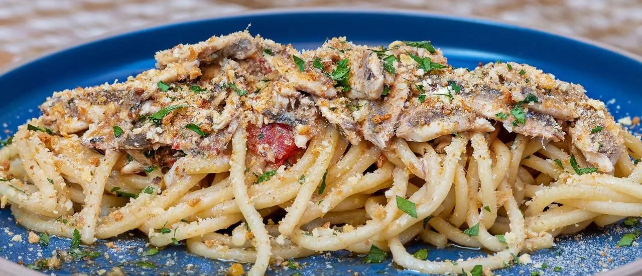 La “smujicata” di alici diventa simbolo ufficiale di Roccella Jonica: il piatto entra tra le De.C.O.\n