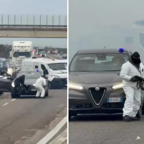 Assalto\u00A0a un portavalori sulla Brindisi-Lecce, armati di kalashnikov circondano il furgone e fanno esplodere il portellone\u00A0\n