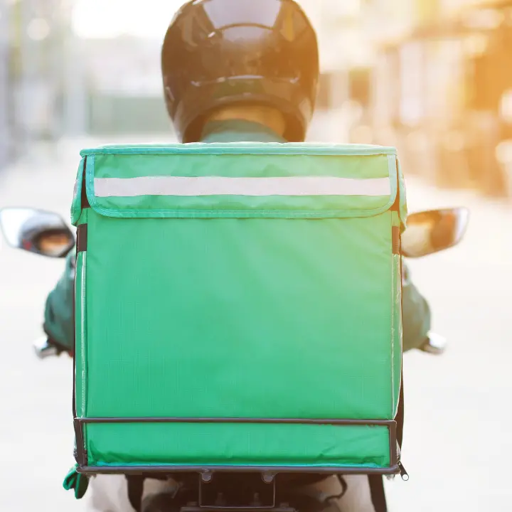 Rider sfruttati con paghe «sotto la soglia di povertà»: controllo giudiziario per la società di delivery di Glovo\n