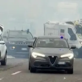 Brindisi, assalto a portavalori su statale per Lecce: mezzi in fiamme e sparatoria | VIDEO