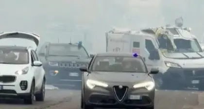 Brindisi, assalto a portavalori su statale per Lecce: mezzi in fiamme e sparatoria | VIDEO