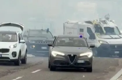 Brindisi, assalto a portavalori su statale per Lecce: mezzi in fiamme e sparatoria | VIDEO