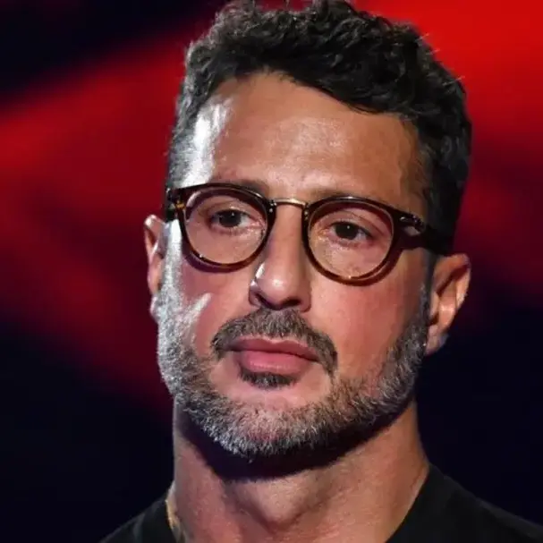 Corona rilancia contro Mediaset: «I 160 milioni sono intimidazione. Me ne frego». E mentre la guerra legale infuria, parte il tour teatrale\n