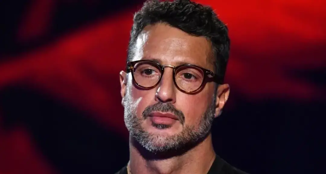 Corona rilancia contro Mediaset: «I 160 milioni sono intimidazione. Me ne frego». E mentre la guerra legale infuria, parte il tour teatrale\n