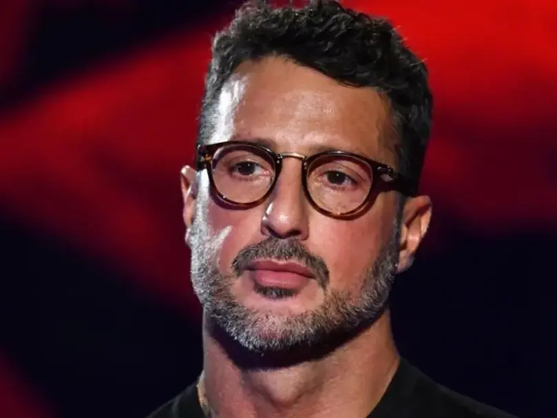 Corona rilancia contro Mediaset: «I 160 milioni sono intimidazione. Me ne frego». E mentre la guerra legale infuria, parte il tour teatrale