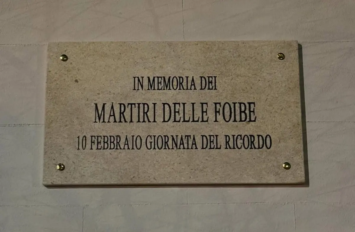 Reggio, Nfp ripristina\u00A0la targa che diventa in memoria delle vittime delle\u00A0Foibe\n